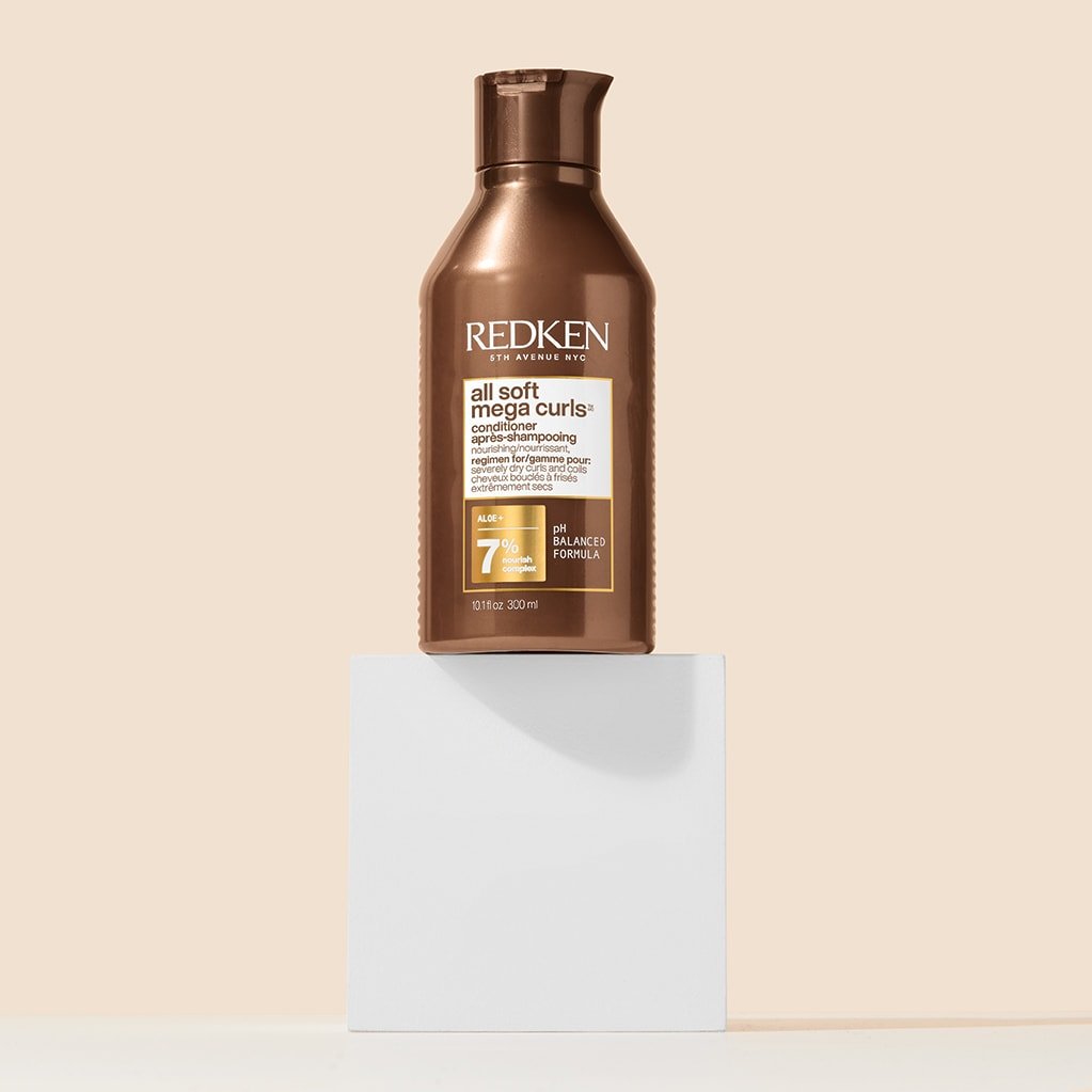 peinados para cabello rizado elegante