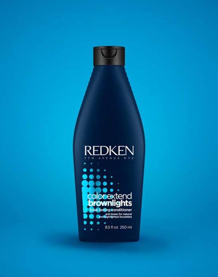 El acondicionador Redken Color Extend Brownlights con pigmento azul para prolongar el cabello frío natural o teñido.